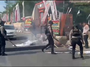 Polisi di Makassar Bersihkan Puing Unjuk Rasa di Depan Kampus