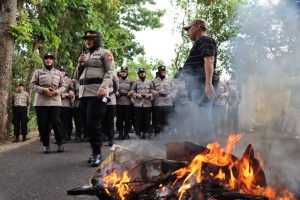 Jelang Pilkada Serentak, Polres Maros Gelar Simulasi Pengamanan di Kantor KPUD