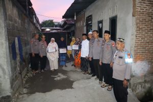 Safari Subuh Polrestabes Makassar Berbagi Kepada Warga