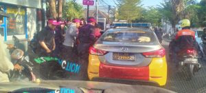 Diduga Kelelahan, Seorang Pengguna Jalan Pinsang Ditolong Polisi