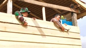 Prakarsa Mulia Bhabinkamtibmas dan Babinsa Bangun Rumah untuk Ibu Daramang