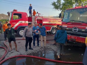 Gudang PT United Waru Biskuit Makassar Terbakar