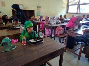 Kapolda Sulsel Bagikan Makanan Sehat di SD Inpres Bakung Gowa