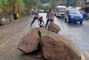 Respon Cepat Polres Tana Toraja dan Instansi Terkait Bersihkan Material Longsor di Makale