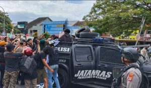 Aksi Unras di Makassar Berakhir Ricuh, Puluhan Mahasiswa Diamankan Polisi