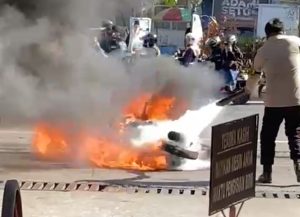 Polisi Bantu Padamkan Sepeda Motor Terbakar di SPBU Hertasning Makassar