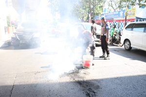 Polisi Bersihkan Sisa Pembakaran Ban Aksi Unjuk Rasa di Makassar