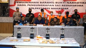 Polrestabes Makassar Musnahkan Barang Bukti 1,1 Kilogram Sabu dengan Diblender