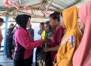 Serukan Pilkada Damai, Kapolda Sulsel Bagikan Ratusan Sembako ke Masyarakat Pulau Lae-lae