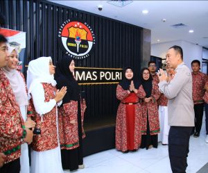 Jelang HUT Humas Polri, Irjen Pol Sandi Berangkatkan Anggotanya Umroh