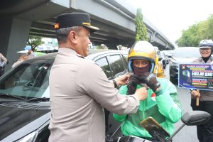 Operasi Zebra Pallawa 2024, Kapolrestabes Makassar Bagikan Helm untuk Pengendara Tertib Lalu Lintas
