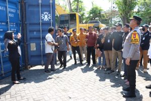 Kapolrestabes Makassar Pantau Kedatangan Logistik Pilkada 2024 di Pelabuhan Soekarno Hatta
