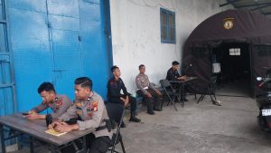 Polisi Pengamanan di Gudang Logistik Pilkada Kota Makassar