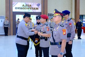 Kapolda Sulsel Pimpin Upacara Kenaikan Pangkat dan Sertijab Kapolres Maros