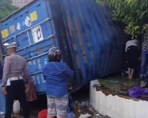 Truk Kontainer Pembawa Minyak Goreng Terbalik di Halaman UNM, Warga Ramai-Ramai Pungut Sisa Minyak