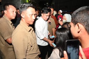 Wapres Gibran Rakabuming Raka Disambut Antusias Warga Barukang Makassar