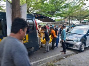 Sopir Ojek Oline Ditemukan Meninggal di Mobilnya 