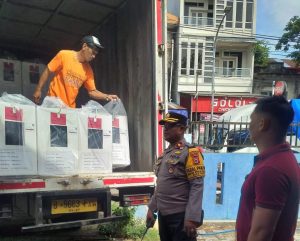 Kapolsek Bontoala Pantau Langsung Kedatangan Logistik Pemilu di PPK