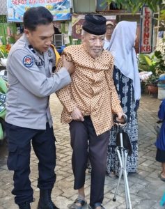 Anggota Polsek Tamalate Tunjukkan Sikap Humanis, Bantu Lansia ke TPS di Pilkada Serentak 2024