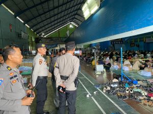 Kasat Samapta Polrestabes Makassar Pantau Pengamanan Pelipatan Surat Suara Pilkada di Gudang Logistik