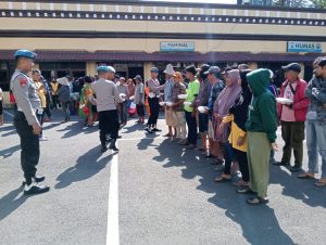 Wujud Kepedulian, Propam Polrestabes Makassar Gelar Baksos Bagikan Sembako