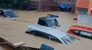 Mobil Terendam Banjir di Kabupaten Barru