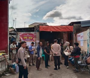 Kapolsek Tamalate Pantau Pastikan Keamanan Pemilihan Suara Ulang di TPS 15 Parang Tambung