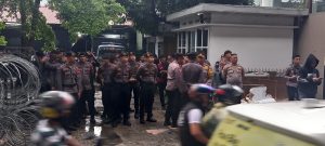 Polrestabes Makassar Kawal Aksi Massa di Depan Kantor Bawaslu Sulsel