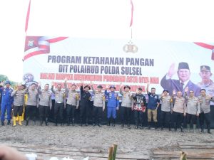 Polda Sulsel Dukung Ketahanan Pangan Nasional Melalui Penaburan 10 Ribu Benih Ikan di Makassar