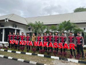 Personel BKO Samapta Polda Sulsel Lakukan Patroli Pengamanan di Kantor KPU Makassar