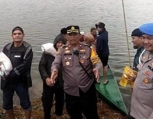Kapolsek Manggala Sambangi Warga Romang Tangaya yang Terisolasi Banjir
