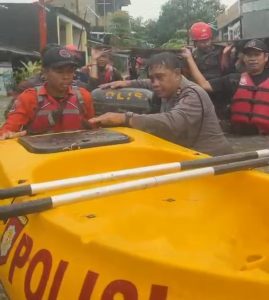 Gerak Cepat Pammat Subdit Gasum Polda Sulsel Evakuasi Korban Banjir di Makassar