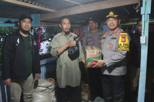 Menggunakan Perahu, Kapolrestabes Makassar Laksanakan Bakti Sosial untuk Warga Terisolasi Banjir di Manggala