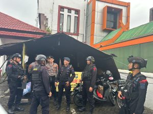 Personel Brimob Polda Sulsel Lakukan Patroli Pemantauan di KPU Sulsel
