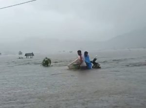Hujan Deras di Parepare, Dua Warga Terjebak Banjir Berhasil Dievakuasi Tim Siaga Bencana