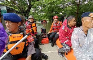 Kapolrestabes Makassar Salurkan Bantuan untuk Warga Terdampak Banjir di Manggala dan Biringkanaya