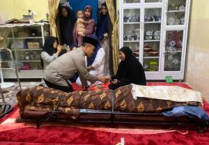 Kapolrestabes Makassar Melayat ke Rumah Duka Personil Polsek Biringkanaya yang Meninggal Dunia