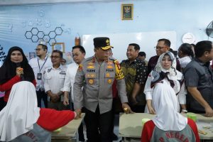 Kapolda Sulsel Tinjau Program Makan Siang Gratis di SMPN 1 Makassar
