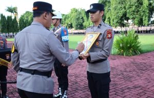 Kapolda Sulsel Berikan Penghargaan dan PTDH Personil Polda Sulsel