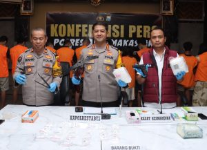 Satuan Narkoba Polrestabes Makassar Gerebek Jaringan Sabu di Kampung Borta, Temukan Senjata Panah