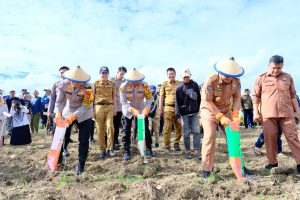 Polda Sulsel Dorong Ketahanan Pangan melalui Pemanfaatan Lahan Produktif dan Program Makan Gratis
