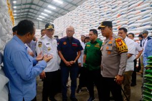 Kapolda Sulsel dan Pj Gubernur Tinjau Gudang Bulog Pastikan Stok Pangan Aman