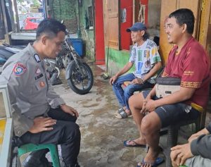 Bhabinkamtibmas Polsek Makassar Ajak Warga Aktif Jaga Kamtibmas Melalui Poskamling