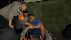Tim SAR Batalyon A Pelopor Brimob Polda Sulsel Evakuasi Warga Terdampak Banjir di Makassar