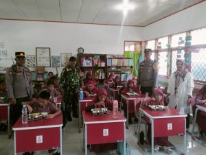 Polsek Rappocini Bagikan Makan Siang Bergizi untuk Pelajar di Dua Sekolah Dasar