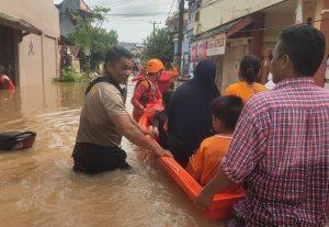 Polsek Tamalanrea Bersama Tim SAR Bantu Evakuasi Warga Sakit Terdampak Banjir