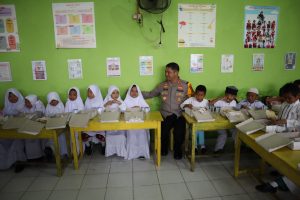 Dukung Program Nasional, Polrestabes Makassar Bagikan Makanan Bergizi Gratis di SD Maccini