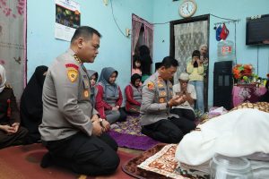 Berikan Penghormatan Terakhir, Kapolda Sulsel Kunjungi Rumah Duka Personel SPN Polda Sulsel