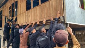 Brimob Sulsel Gerak Cepat Bantu Warga Korban Longsor di Desa Gattareng Toa