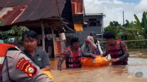 Polri Gerak Cepat Evakuasi Warga Terdampak Banjir di Makassar dan Maros